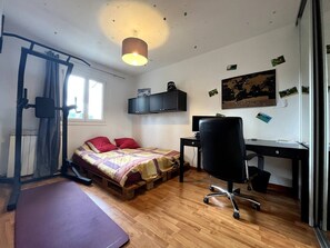 5 bedrooms, desk, iron/ironing board, travel cot