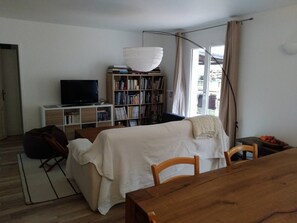 5 bedrooms, desk, iron/ironing board, travel cot