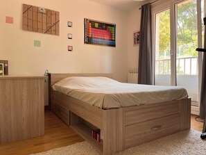 5 chambres, bureau, fer et planche à repasser, lit parapluie