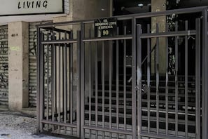 Vista frontal de la propiedad