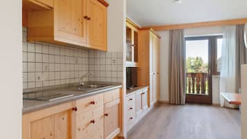 KĂŒhlschrank, Herdplatte, Wasserkocher mit Kaffee-/Teezubehör