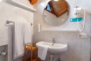 Een douche, een haardroger, handdoeken