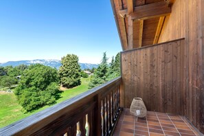 A wooden balcony with a view of a green landscape and mountains. - Apartment 'Aldeinerhof 3' with Mountain View, Shared Terrace and Wi-Fi (Aldino)