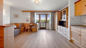 Un apartamento moderno con sala de estar, comedor y cocina.