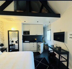 5 habitaciones, tabla de planchar con plancha y cuna de viaje 