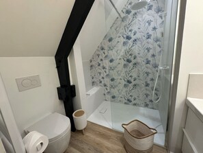 Een douche, een haardroger, handdoeken, zeep
