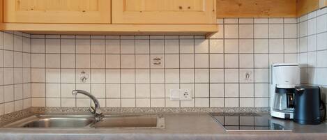 Jääkaappi, liesi, kahvin-/teenkeitin, vedenkeitin