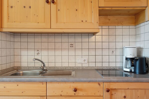 Refrigerador, parrilla de estufa, cafetera y tetera y tetera eléctrica 