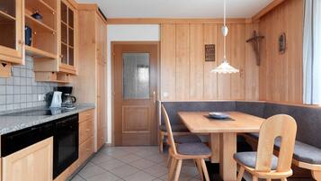 Fridge, oven, stovetop, coffee/tea maker