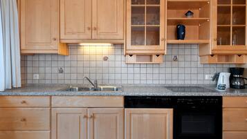 Réfrigérateur, four, plaque de cuisson, cafetiÚre/bouilloire