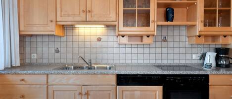 Frigorífic, forn, placa de cuina i cafetera i tetera