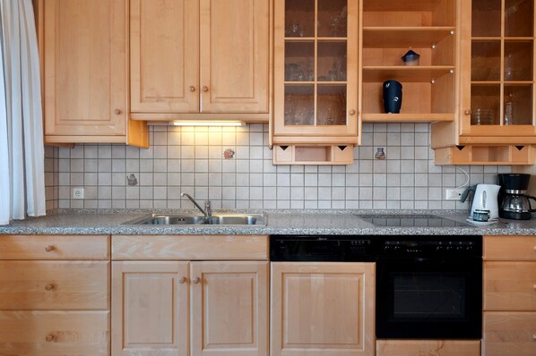 Kühlschrank, Ofen, Herdplatte, Wasserkocher mit Kaffee-/Teezubehör