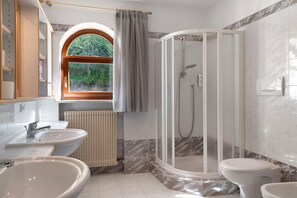 Dusche, Haartrockner, Handtücher