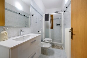 Shower, hair dryer, towels - Apartment 'I Vigneti Del Garda' with Shared Pool, Wi-Fi and Air Conditioning (Lazise)