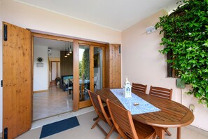 Outdoor dining - Apartment 'I Vigneti Del Garda' with Shared Pool, Wi-Fi and Air Conditioning (Lazise)