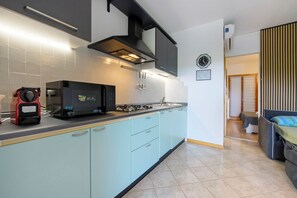 Réfrigérateur, micro-ondes, plaque de cuisson, lave-vaisselle