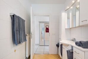 Bruser, hårtørrer, håndklæder