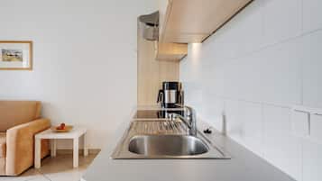 Réfrigérateur, four, plaque de cuisson, cafetière/bouilloire