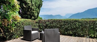 Apartment 'Pink Lady' with Mountain View, Shared Terrace and Wi-Fi