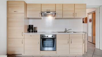 Kühlschrank, Ofen, Herdplatte, Wasserkocher mit Kaffee-/Teezubehör