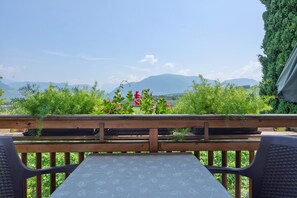 Outdoor dining - Apartment 'Gala' with Mountain View, Shared Terrace and Wi-Fi (Appiano sulla Strada del Vino)