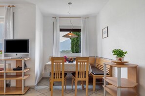Dining - Apartment 'Gala' with Mountain View, Shared Terrace and Wi-Fi (Appiano sulla Strada del Vino)