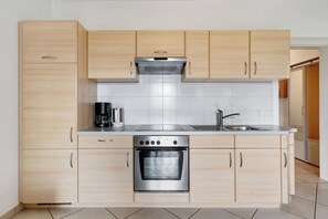 Fridge, oven, stovetop, coffee/tea maker