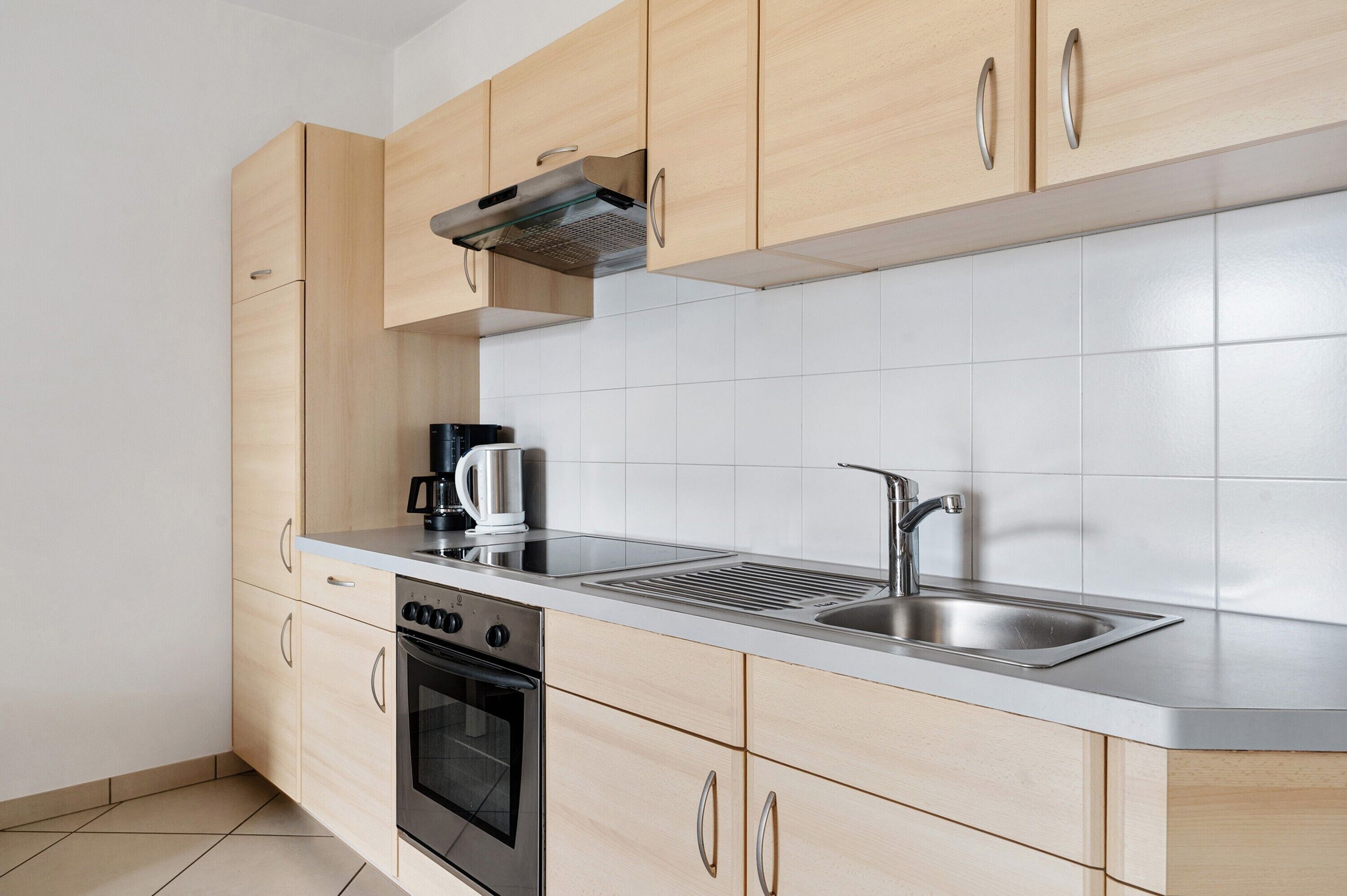 Kühlschrank, Ofen, Herdplatte, Wasserkocher mit Kaffee-/Teezubehör