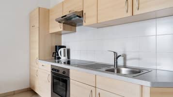 Kühlschrank, Ofen, Herdplatte, Wasserkocher mit Kaffee-/Teezubehör