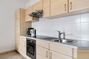 Kühlschrank, Ofen, Herdplatte, Wasserkocher mit Kaffee-/Teezubehör