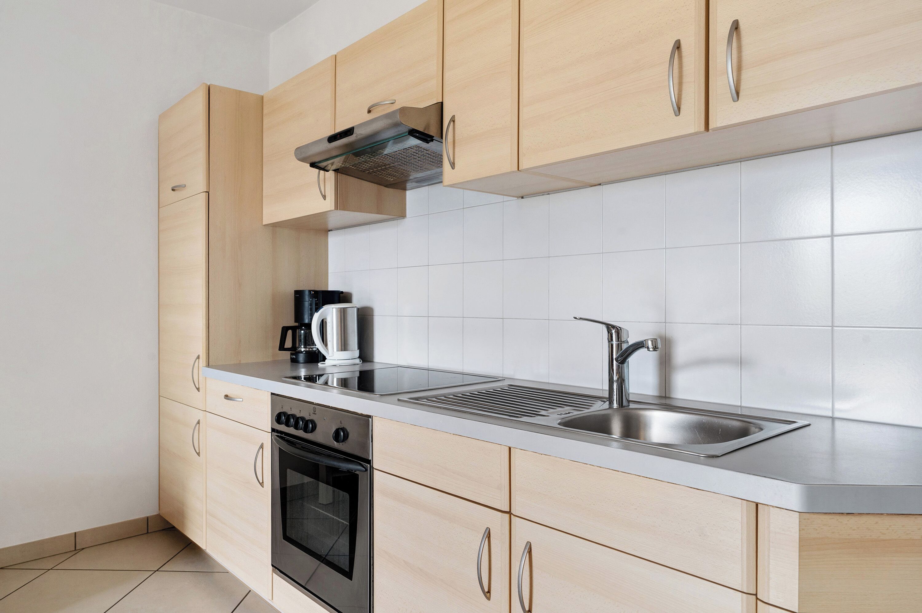 Réfrigérateur, four, plaque de cuisson, cafetière/bouilloire