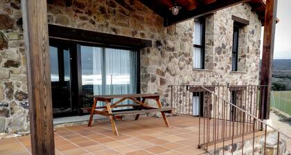 Casa rural 'La Casona Del Silencio' con vistas a la montaña, terraza privada y Wi-Fi
