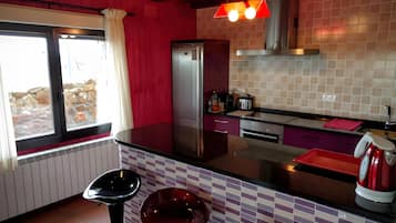 Jääkaappi, mikroaaltouuni, uuni, liesi