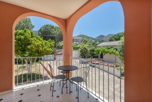 Outdoor dining - Villa 'Nature Pinos De Alhaurin' with Mountain View, Wi-Fi and Air Conditioning (Alhaurín de la Torre)