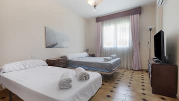 4 bedrooms, iron/ironing board, free WiFi, bed sheets
