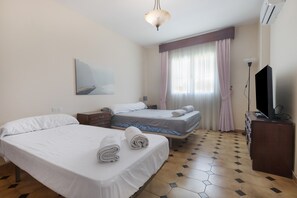 4 bedrooms, iron/ironing board, free WiFi, bed sheets - Villa 'Nature Pinos De Alhaurin' with Mountain View, Wi-Fi and Air Conditioning (Alhaurín de la Torre)