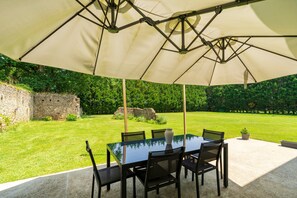 Outdoor dining - Balneo Guest Room with Air Conditioning – Relaxation, Spa and Nature in Gascony (Mauléon-d'Armagnac)
