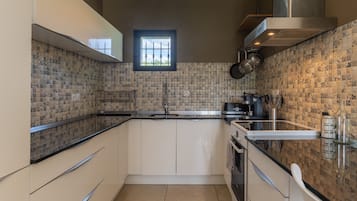 Kylskåp, ugn, spishäll och diskmaskin