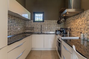 Fridge, oven, stovetop, dishwasher - "Beau Gite" House with Private Pool, Private Terrace and Wi-Fi (Le Garn)
