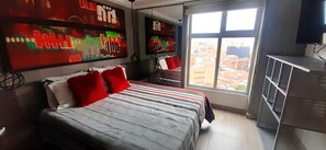 Een kluis op de kamer, een bureau, een strijkplank/strijkijzer