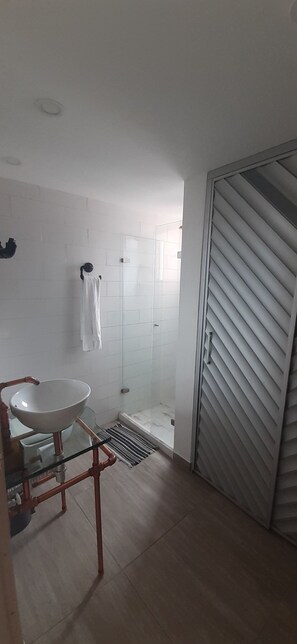 Shower, towels, soap, toilet paper - Stylish Loft in Laureles Gorgeous views  (Medellín)