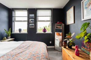 2 habitaciones, tabla de planchar con plancha, wifi y ropa de cama