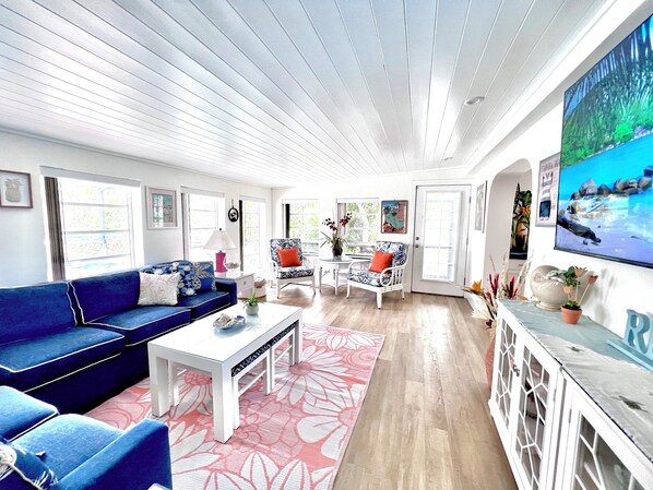 Smart-tv, boeken, een kantoor en een printer