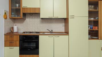 Kühlschrank, Ofen, Herdplatte, Wasserkocher mit Kaffee-/Teezubehör