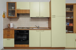 Geladeira, fogão, cooktop, cafeteira/chaleira