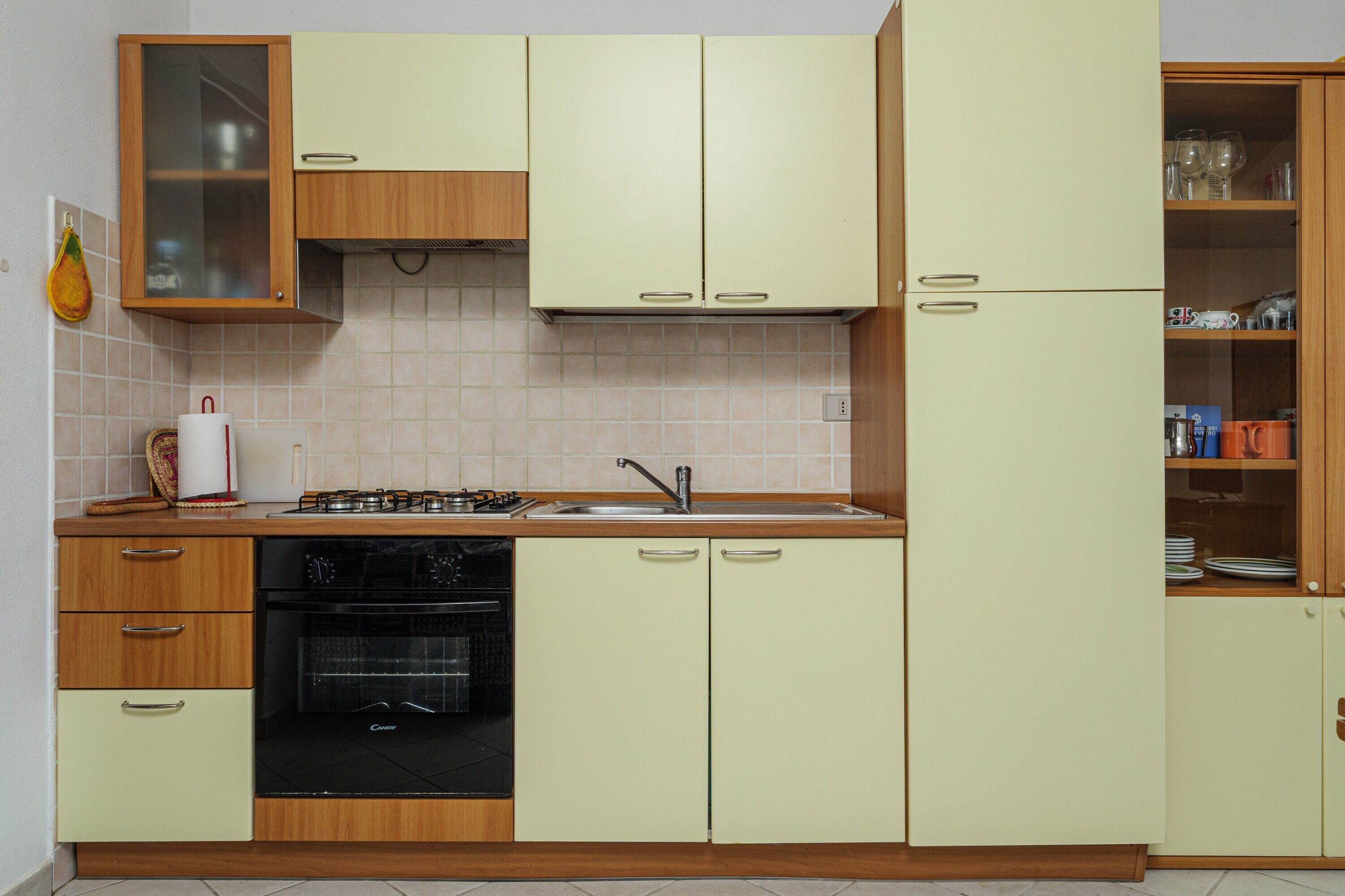 Kühlschrank, Ofen, Herdplatte, Wasserkocher mit Kaffee-/Teezubehör