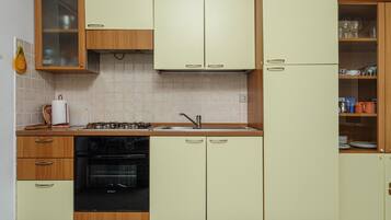 Kühlschrank, Ofen, Herdplatte, Wasserkocher mit Kaffee-/Teezubehör