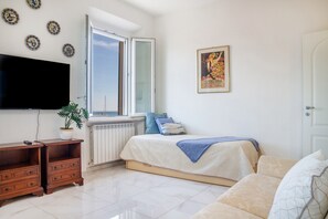 1 dormitorio, tabla de planchar con plancha, ropa de cama