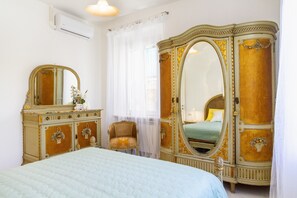 1 habitación y tabla de planchar con plancha 
