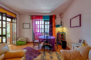 Fireplace, ping pong - Holiday Home 'Sprocketlandia' with Private Terrace, Shared Garden and Wi-Fi (Frigole)